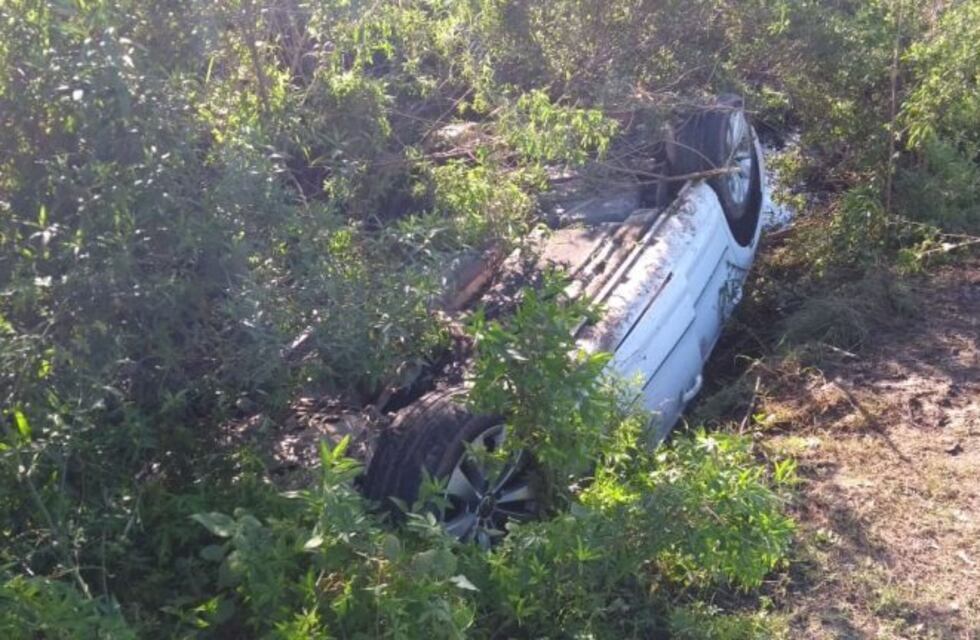 Conductor se salvó de milagro luego volcar e incrustarse con su vehículo a una zanja