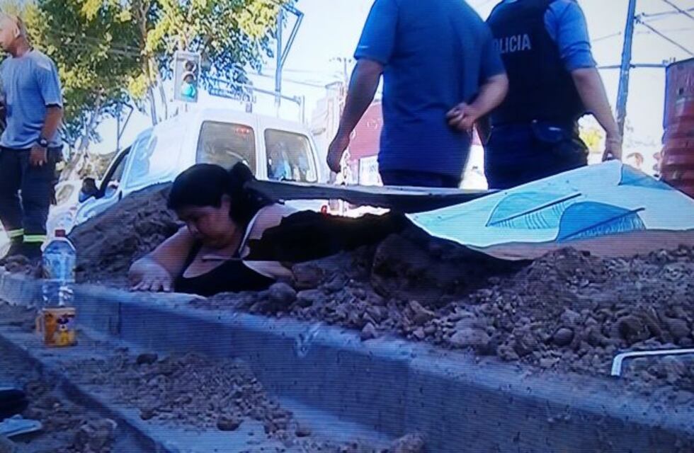 Quedó atrapada durante media hora tras caer a un pozo mientras cruzaba con sus hijos