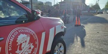 Accidente entre moto y auto en San Antonio de Arredondo\u002E (Foto: prensa Bomberos de Icho Cruz)\u002E