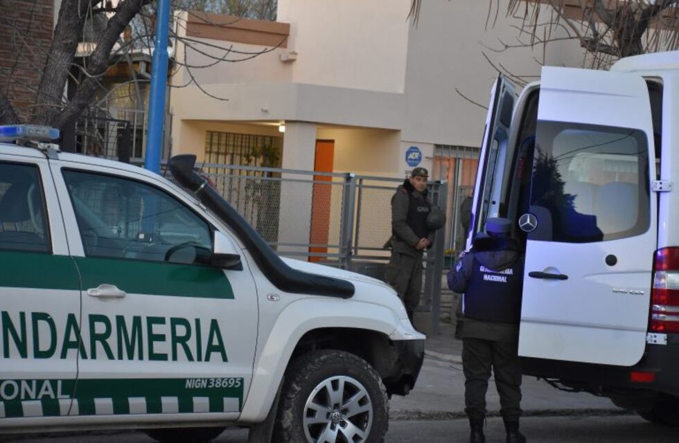Realizaron allanamientos en General Roca por tráfico internacional de armas