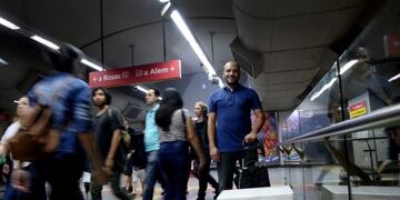 Pedro Abreu vende sus empanadas venezolanas en el subte porteño (Germán García Adrasti/Clarín)