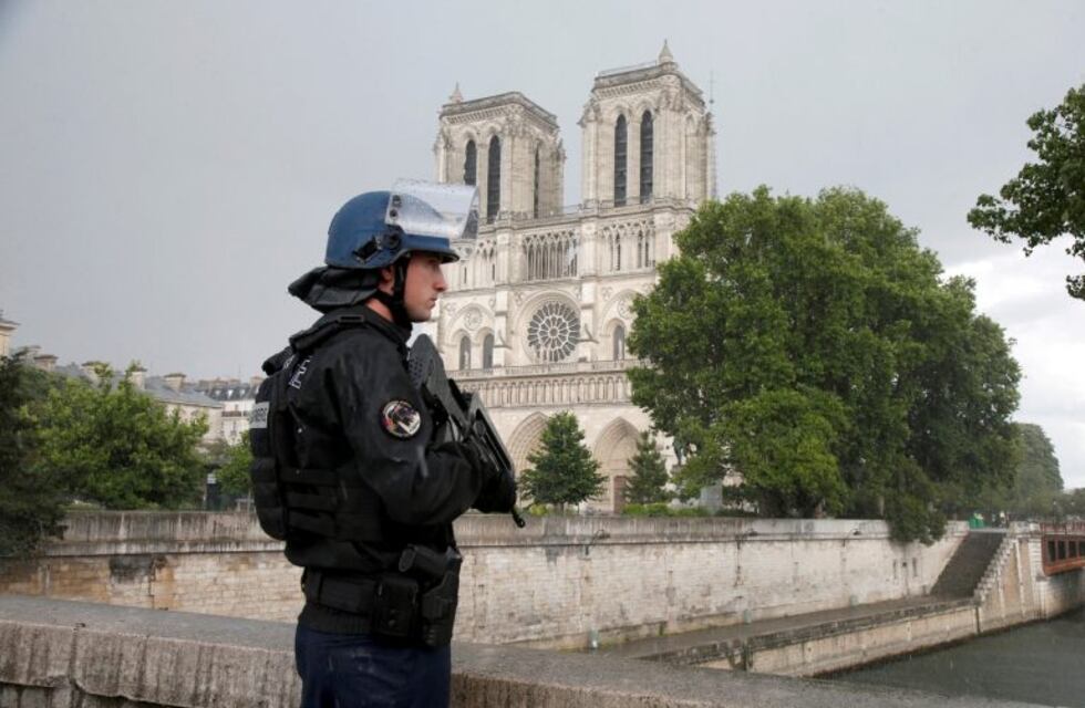 Una argentina, atrapada entre más de mil personas en Notre-Dame: "Estamos en calma, aunque hay miedo"