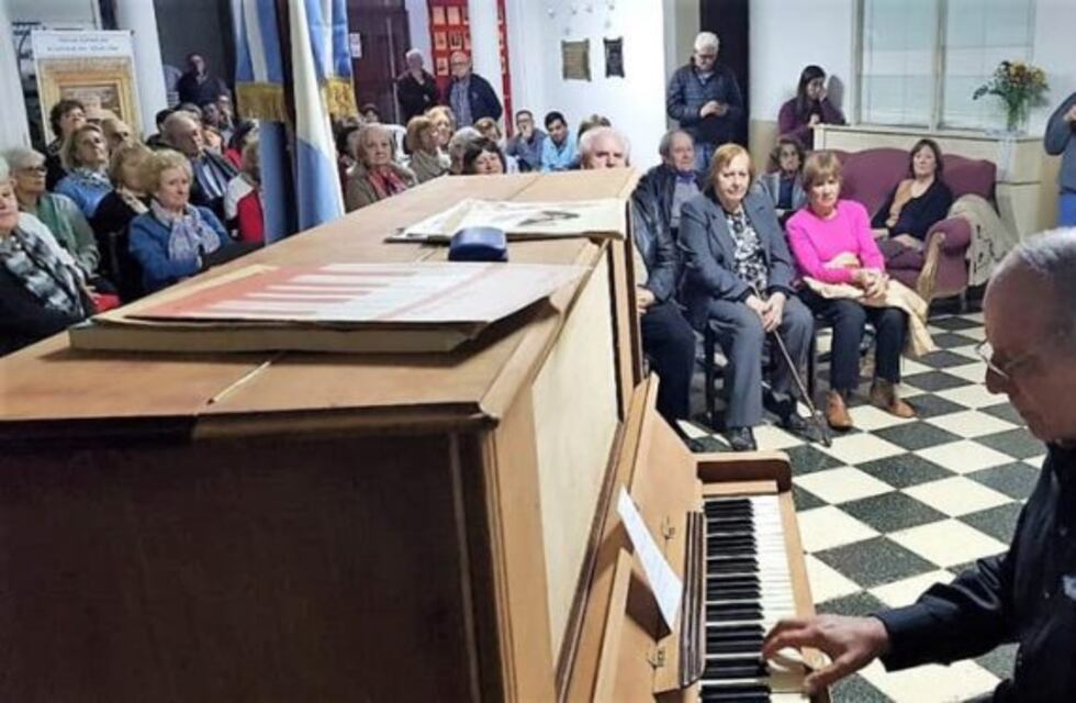 Concierto de piano en el Hall del Edificio Municipal de Santa Rosa