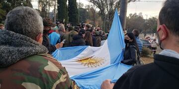 Este lunes volvió a izarse la bandera Nacional en el mástil en el que ondeaba la de la diversidad de géneros\u002E