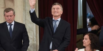 Argentina's President Mauricio Macri waves as he arrives to open the 2018 session of Congress and give the annual State of the Nation address, flanked by Emilio Monzo, president of the Chamber of Deputies, left, and Vice President Gabriela Michetti, in Buenos Aires, Argentina, Thursday, March 1, 2018\u002E (AP Photo/Pablo Stefanec) ciudad de buenos aires Mauricio Macri gabriela michetti emilio monzo ceremonia de apertura de 136 sesiones legislativas en el congreso nacional discurso del presidente de la nacion en la camara de senadores