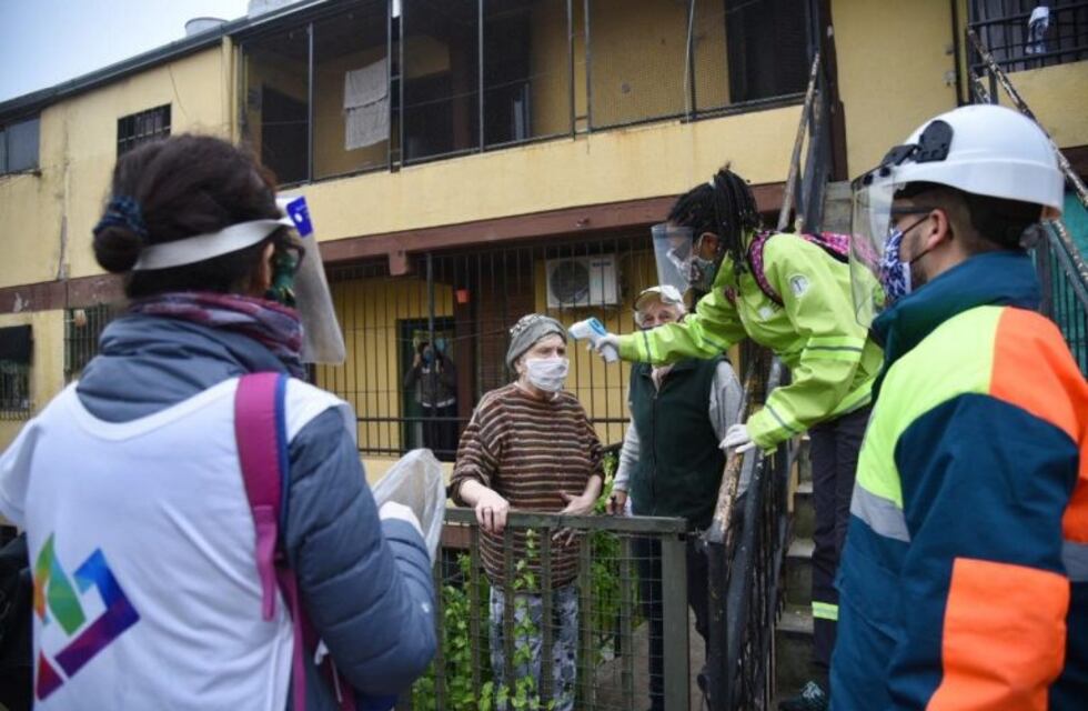 Testean posibles síntomas de coronavirus en más de mil vecinos  en barrios de La Plata
