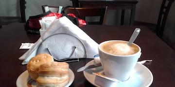 café con bizcochos