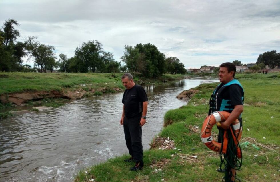 Continúa la búsqueda de un hombre que cayó al vado Sargento Cabral
