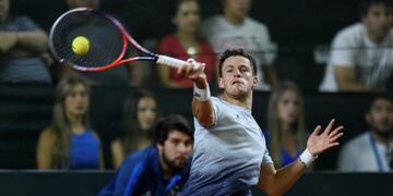 Argentina's Diego Schwartzman returns the ball to Chile's Christian Garin during the Davis Cup second round tennis match in San Juan, Argentina, Friday, April 6, 2018\u002E (AP Photo/Gustavo Garello)