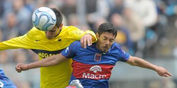 Argentina Soccer - Boca Junior's Lucas Viatri, left, battles for the ball with Tigre's Pablo Jerez during an Argentinean league soccer match in Buenos Aires, Sunday, Sept\u002E 21, 2008\u002E Tigre won 3-2\u002E (AP Photo/Daniel Luna) cancha de boca Lucas Viatri Pablo Jerez campeonato torneo apertura 2008 futbol futbolistas partido boca juniors tigre