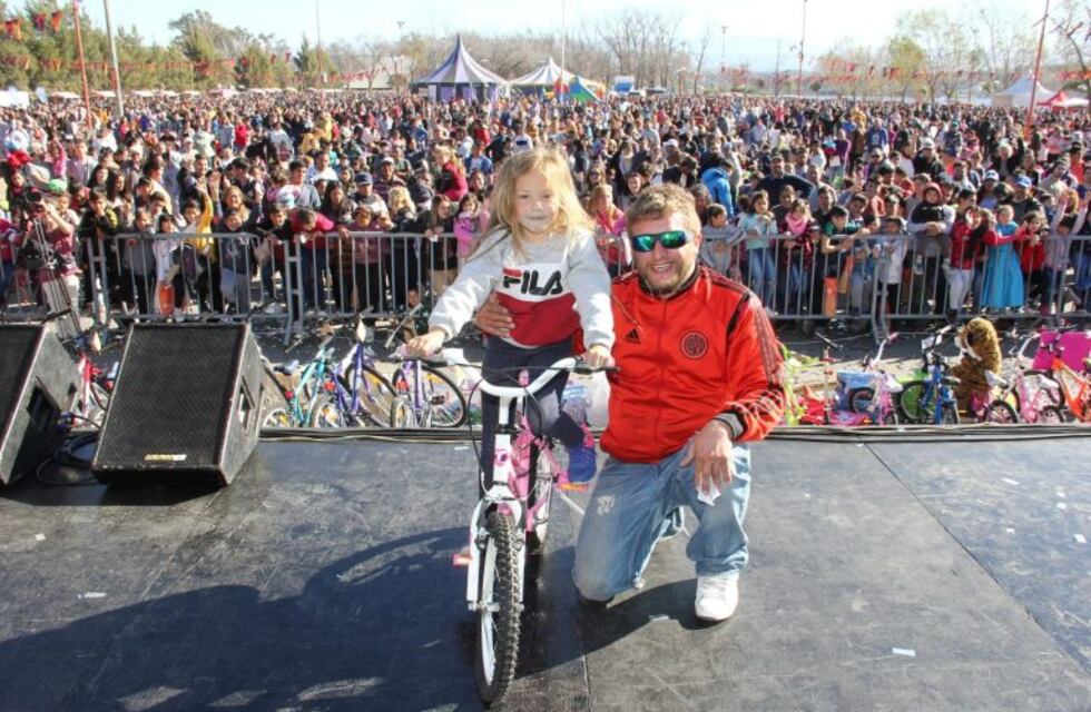 Una historia que conmueve: estuvo 14 hs esperando para que le den una bici para su hijita y lo logró