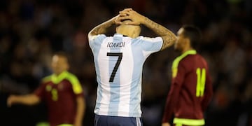 Argentina's Mauro Icardi reacts after missing a chance to score during a 2018 World Cup qualifying soccer match against Venezuela in Buenos Aires, Argentina, Tuesday, Sept\u002E 5, 2017\u002E(AP Photo/Natacha Pisarenko) buenos aires Mauro Icardi eliminatorias campeonato mundial 2018 futbol futbolistas partido seleccion argentina venezuela