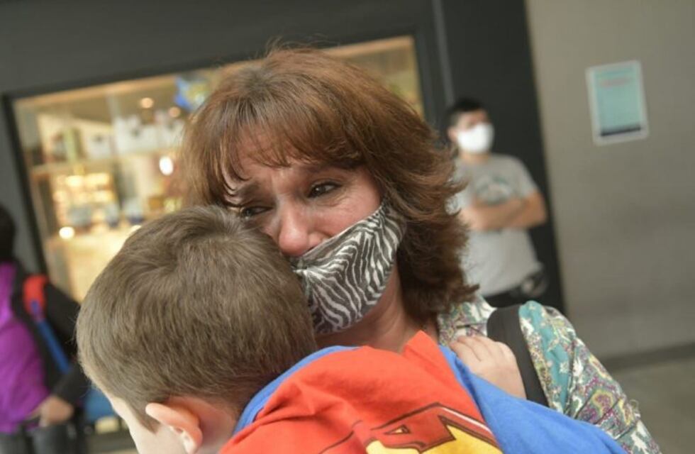 Entre abrazos y lágrimas, llegaron los primeros pasajeros a la Terminal de Mendoza tras siete meses