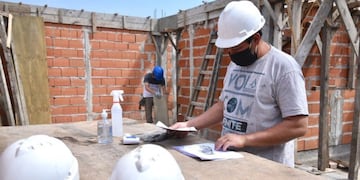 Tras la vuelta de la construcción privada, el intendente Julio Garro celebró la reactivación del sector al recorrer una obra en Altos de San Lorenzo (Municipalidad de La Plata)
