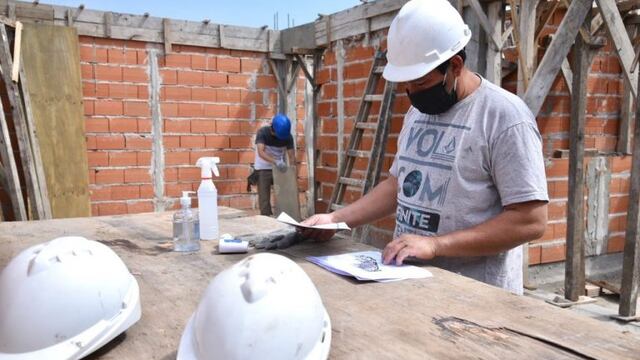 Tras la vuelta de la construcción privada, el intendente Julio Garro celebró la reactivación del sector al recorrer una obra en Altos de San Lorenzo (Municipalidad de La Plata)