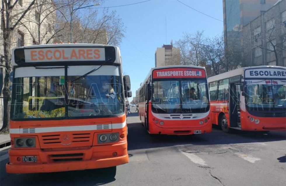 Transportistas escolares volvieron a manifestarse frente al palacio Municipal
