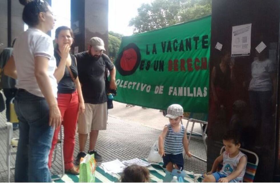 Familias acamparon frente al Ministerio de Educación para reclamar vacantes escolares