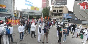Corte y manifestación en Puente pueyrredon de empleados de un frigorífico\u002E (Fotos Clarin)