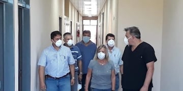 María Eugenia Safrán con directivos de salud en el Hogar de Ancianos de Apóstoles\u002E Lo acondicionan ante un brote de coronavirus\u002E (Apóstoles)