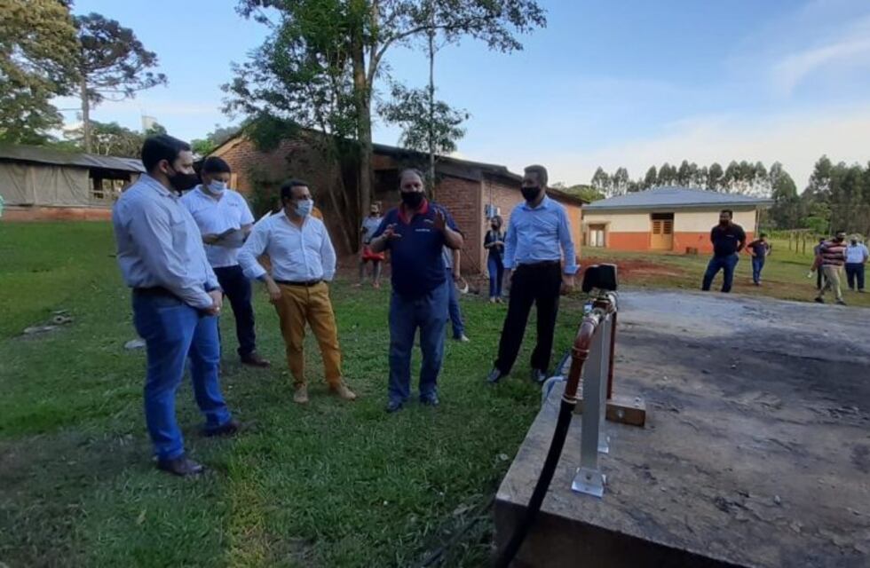 Herrera Ahuad recorrió la EFA de San Pedro y entregó títulos de propiedad
