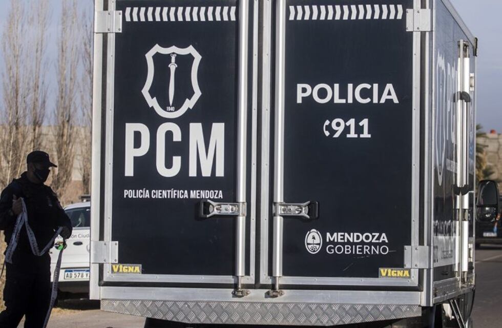 Mordió banquina y chocó contra un árbol: falleció una joven de 24 años y la acompañante quedó internada