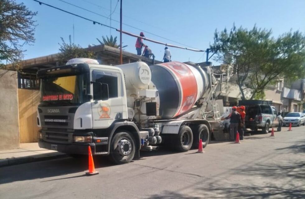 Accidente laboral: un camión le apretó la pierna a un operario