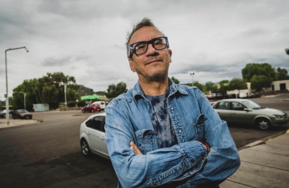 Marciano Cantero saludó a los estudiantes mendocinos y les cantó un tema de Calamaro