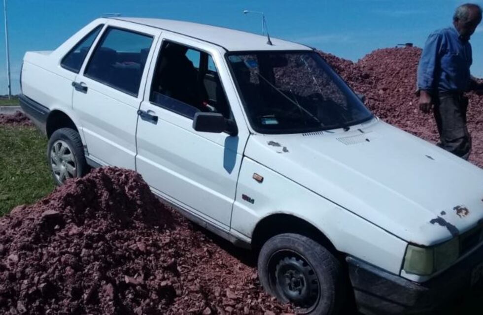 Olavarría: violó la cuarentena, quiso pasar por un acceso cerrado y se le trabó el auto
