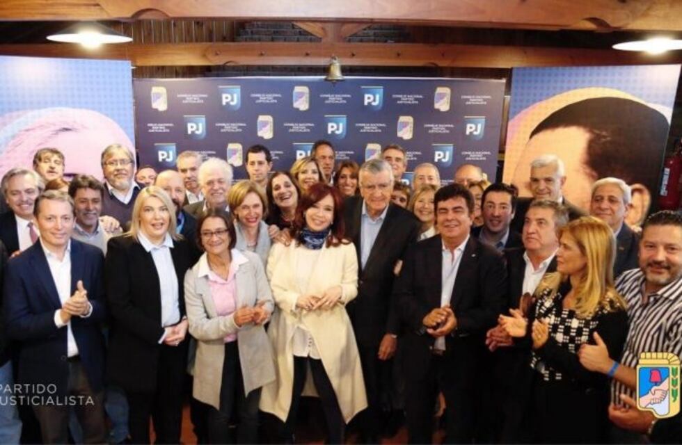Sorpresivamente, Cristina Kirchner asistió a la cumbre del PJ