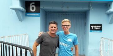 El Luifa junto a un alemán que se hizo Celeste\u002E Siempre en el Gigante, y preocupado por el presente\u002E