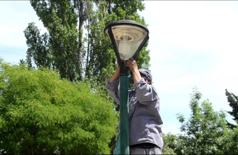 Reemplazan viejas luminarias por equipos led en espacios públicos
