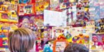 CLAIMA20130816_0066 Hernu00e1n Rojas. Con la nariz en la vidriera. Dos chicos, ayer, frente a una jugueteru00eda de Barracas. A la hora de comprar, el deseo de los niu00f1os no siempre logra imponerse. / Hernu00e1n Rojas.