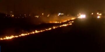 Las llamas se propagaron hasta la banquina de la mano que va hacia el oeste\u002E (Canal 3)