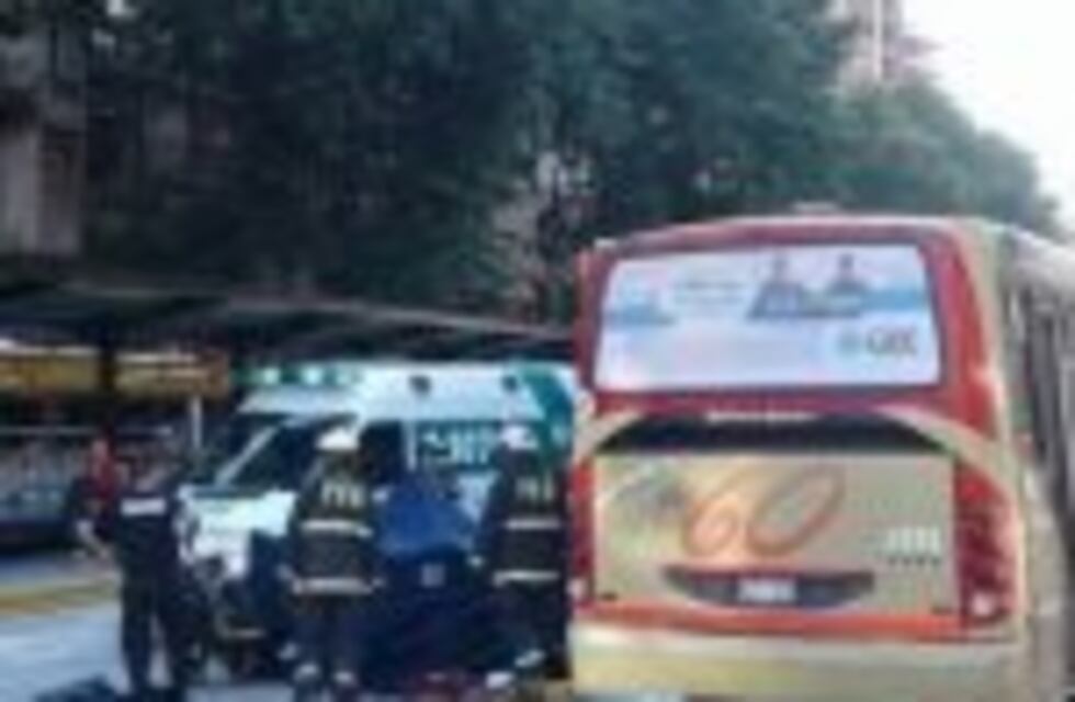 Un colectivo atropelló y mató a un peatón en el Metrobus de Santa Fe