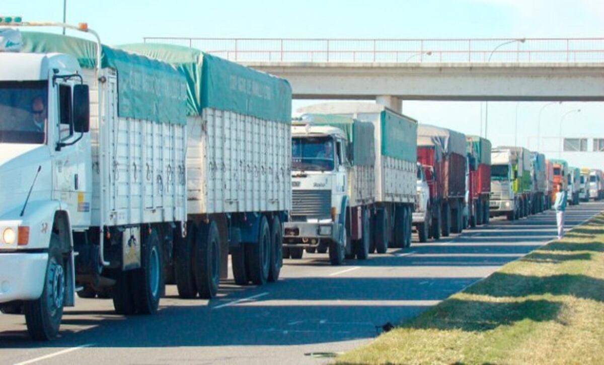 Los camiones se agolpan en los accesos y producen congestión en diversas trazas\u002E (Archivo)