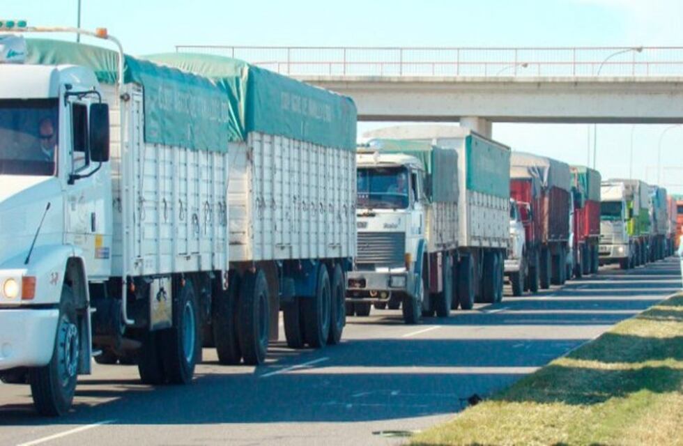 La espera de camiones cargados con granos se redujo a la mitad en puertos del Gran Rosario