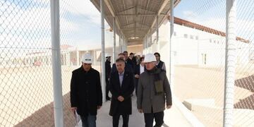 Alfredo Cornejo caminando uno de los sectores del Centro Federal Penitenciario Cuyo\u002E