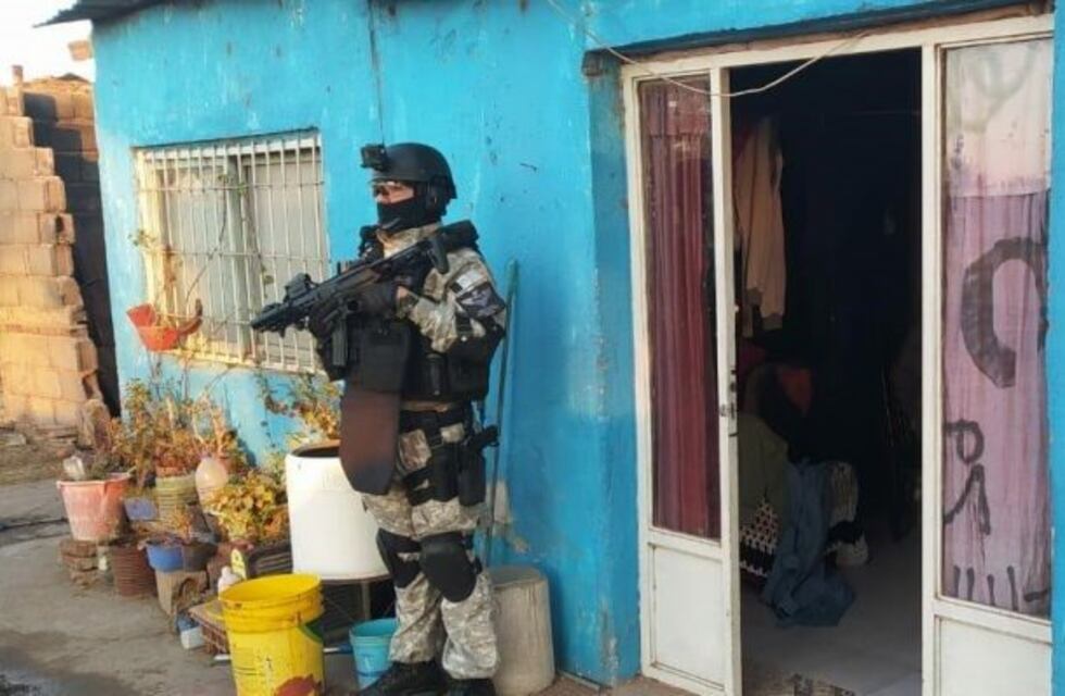 Detienen a tres integrantes de una familia por presunta venta de drogas en Alejandro Roca