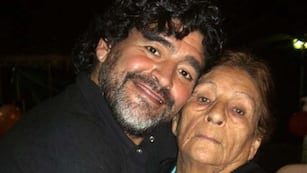 Maradona junto a su madre, Doña Tota.