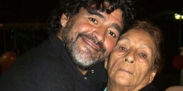 Maradona junto a su madre, Doña Tota.