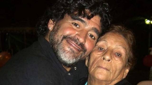 Maradona junto a su madre, Doña Tota.