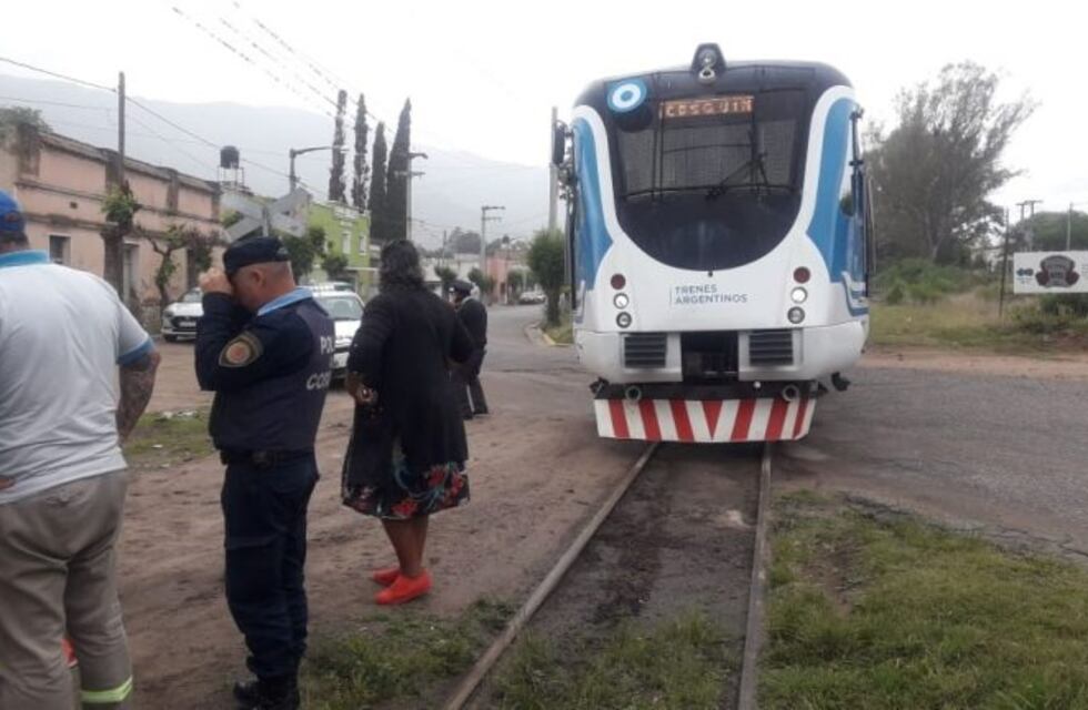 Bialet Massé: por malas maniobras chocaron un auto y un tren