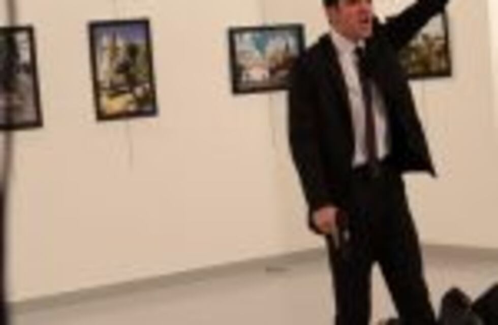 Asesinan al embajador ruso en Turquía durante una visita a una exposición