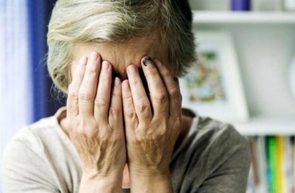 Un hombre de 74 años golpeó y asfixió a su mujer