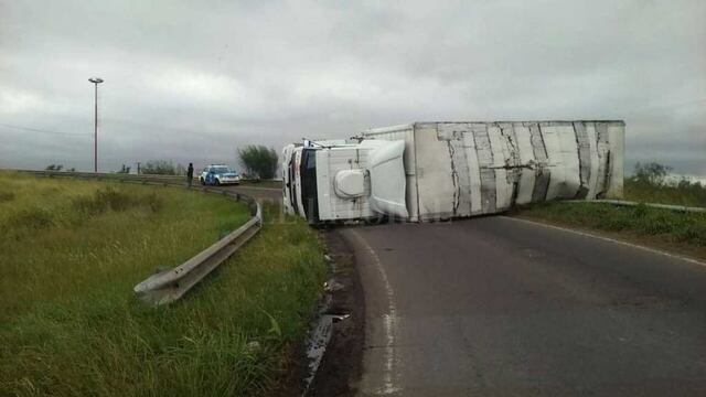 Un camiu00f3n volcu00f3 en la ciudad de Santa Fe