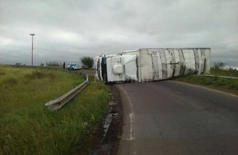 Espectacular vuelco de un camión en Santa Fe