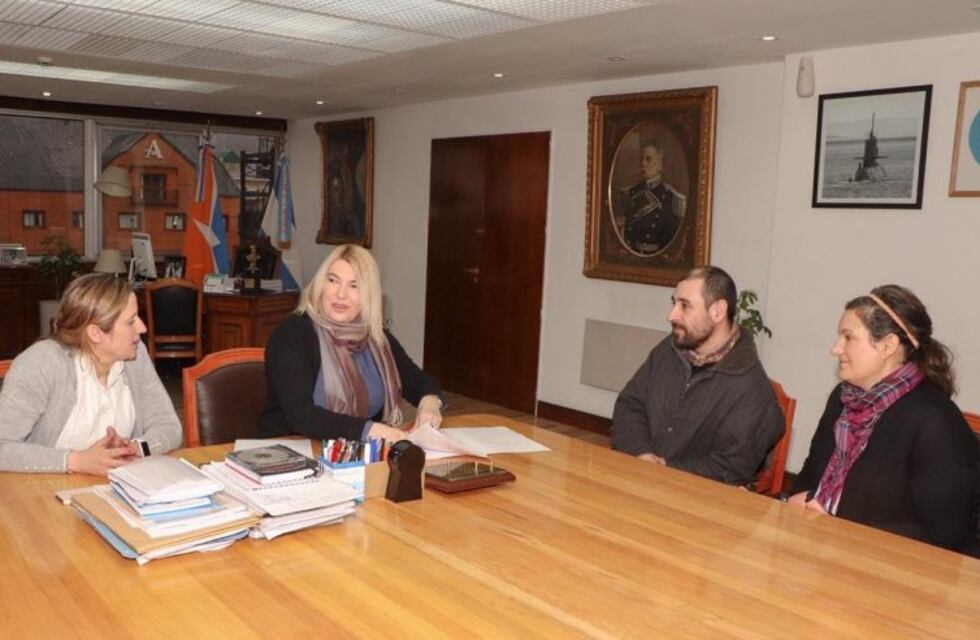 La gobernadora Rosana Bertone entregó la personería jurídica a la asociación Shima Waiab- escuela de kayak