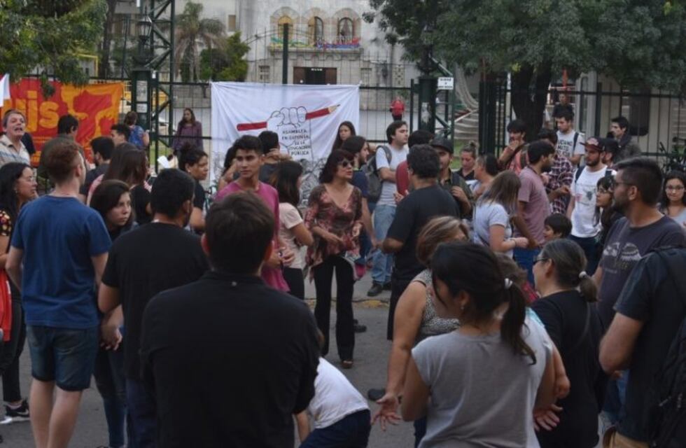 Docentes y alumnos, juntos en rechazo al cierre del Profesorado de Historia