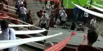 Tres hinchas de River terminaron heridos levemente luego de ingresar como infiltrados a la cancha de Lanús\u002E