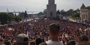 El Patio Cívico se llenó de adolescentes a las 9 de la mañana\u002E (@mauroyasprizza)
